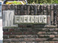 907965 Afbeelding van het schoongemaakte gebeeldhouwde reliëf 'MERELBRUG', in de reling van de brug bij de Merelstraat ...